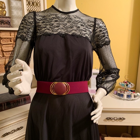 Vintage black dress with lace detail. - Picture 5 of 8